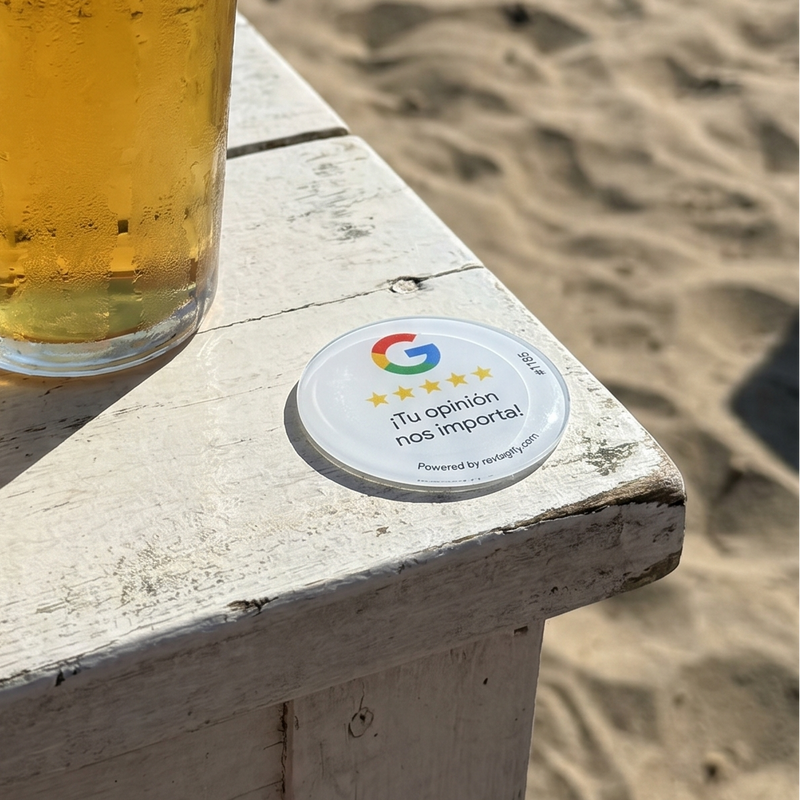 Dispositivo RevTapify con tecnología NFC y código QR para conseguir más reseñas de Google.