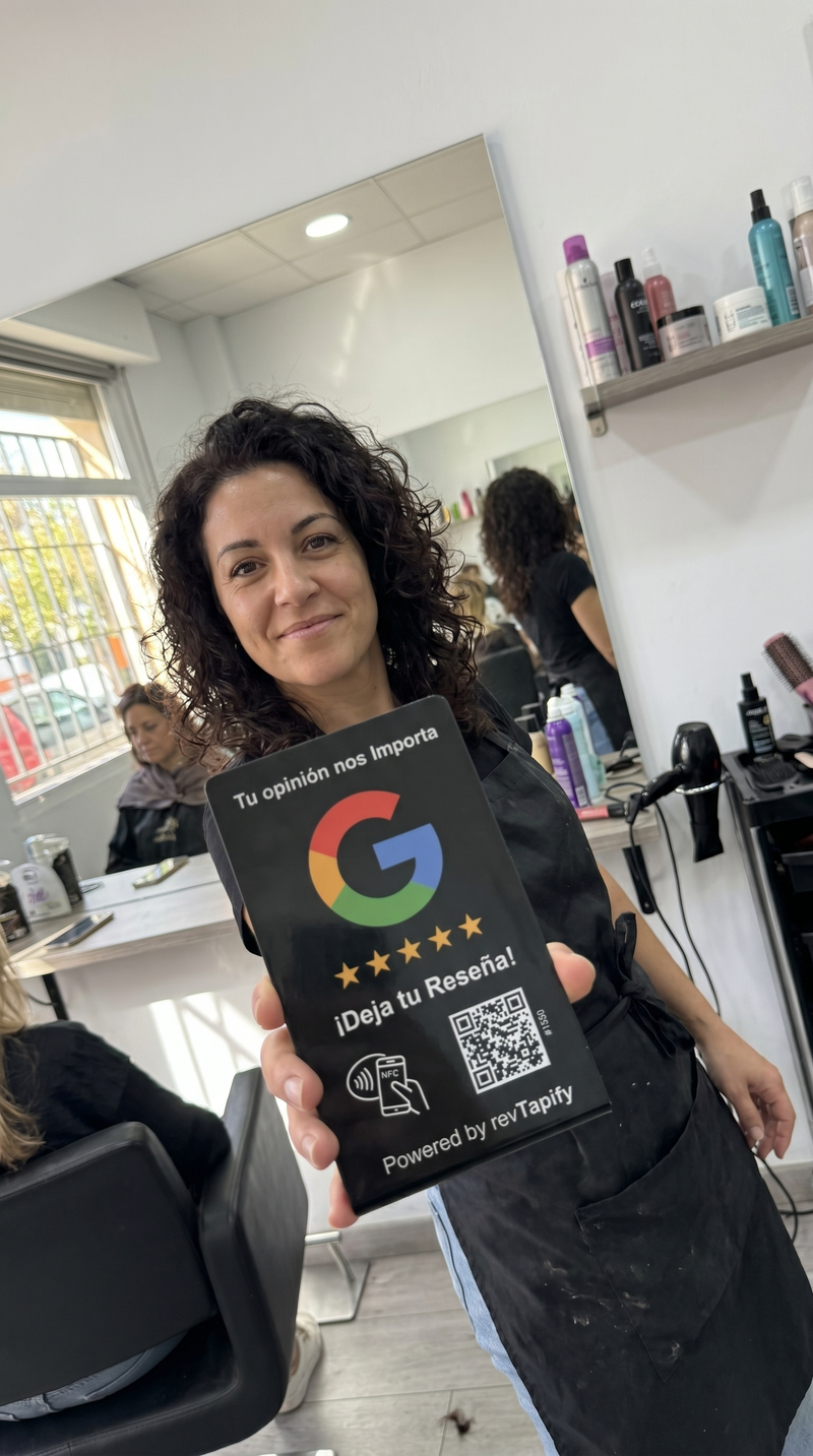 Stand NFC RevTapify diseñado para aumentar las reseñas de Google en negocios físicos.